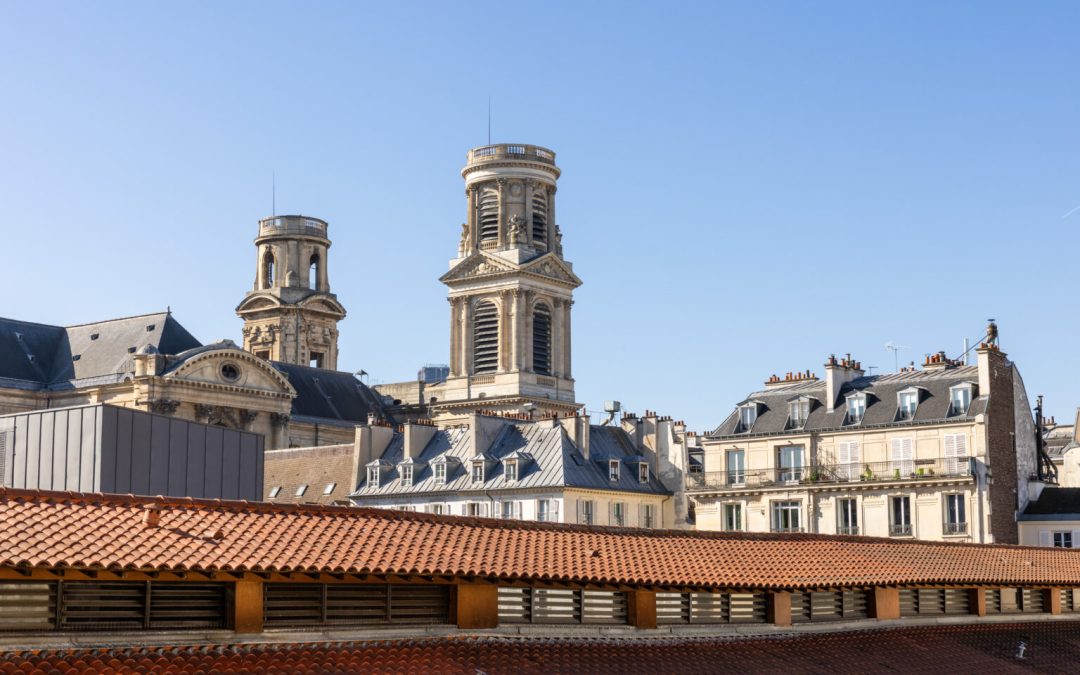 Les tours de Saint-Sulpice au-dessus des toits du quartier.
